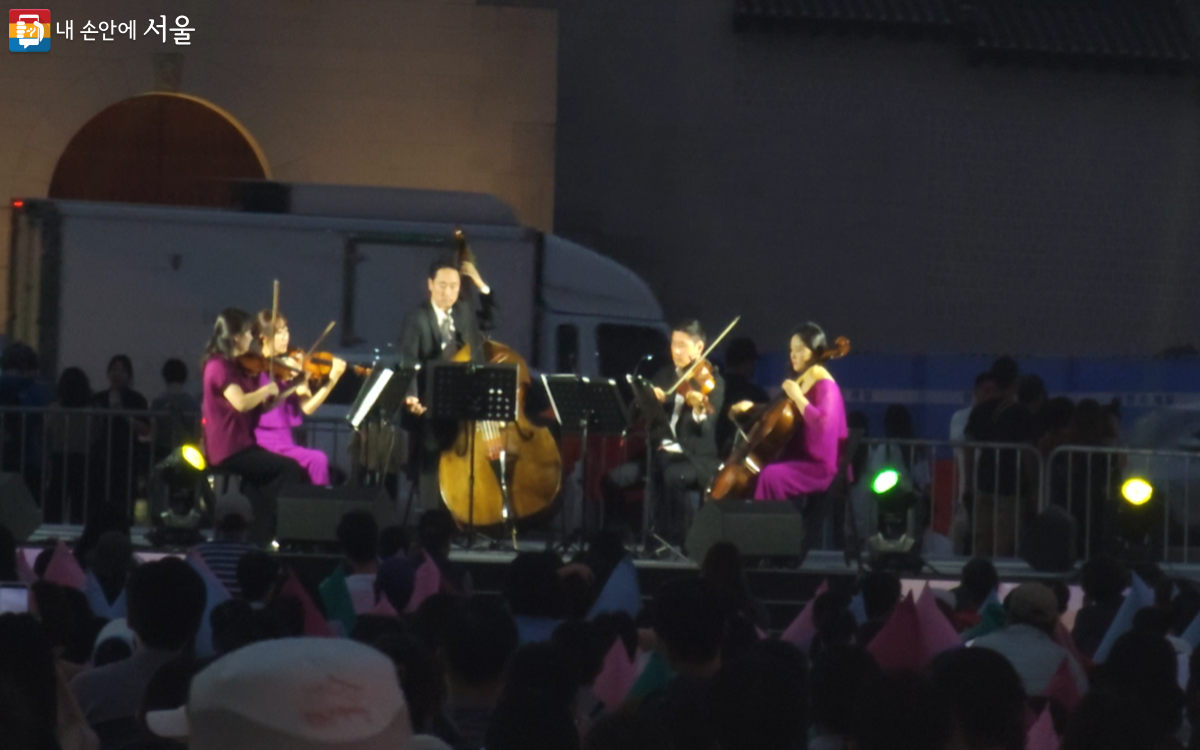 지난 9월 9일 광화문광장에 울려 퍼진 서울시립교향악단의 연주 모습 ©박단비