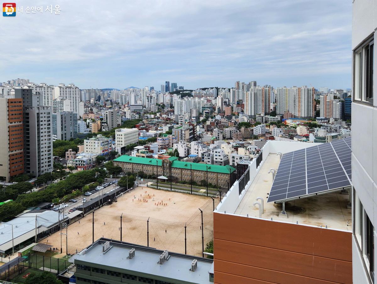 학교 운동장이 보이는 외부 전망이 탁 트였다. ©조시승