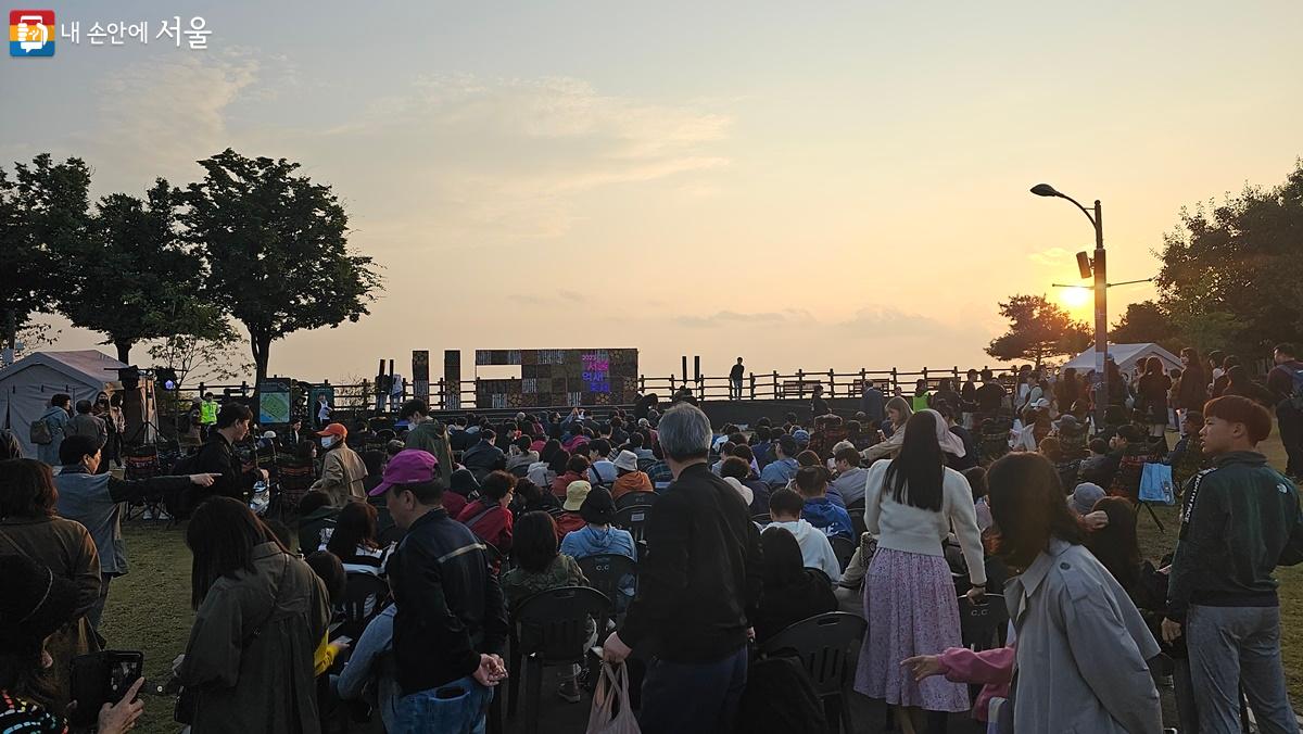 서울억새축제 개막에 맞춰 사전공연 및 점등식이 진행되는 모습 ©박단비