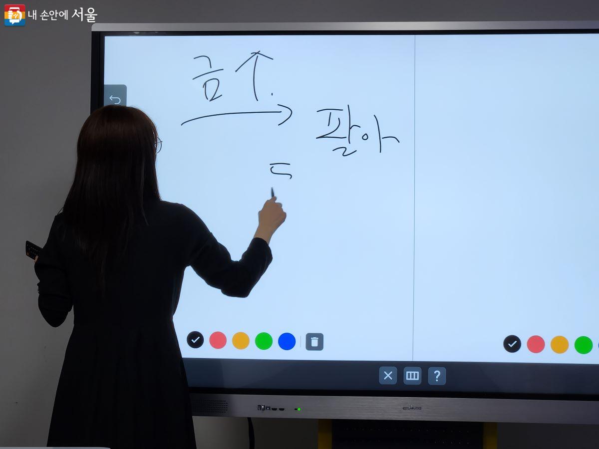 교사가 학생들에게 뉴스에서 키워드가 될 만한 단어들을 선별해서 한글로 알려주고 있다.ⓒ윤혜숙