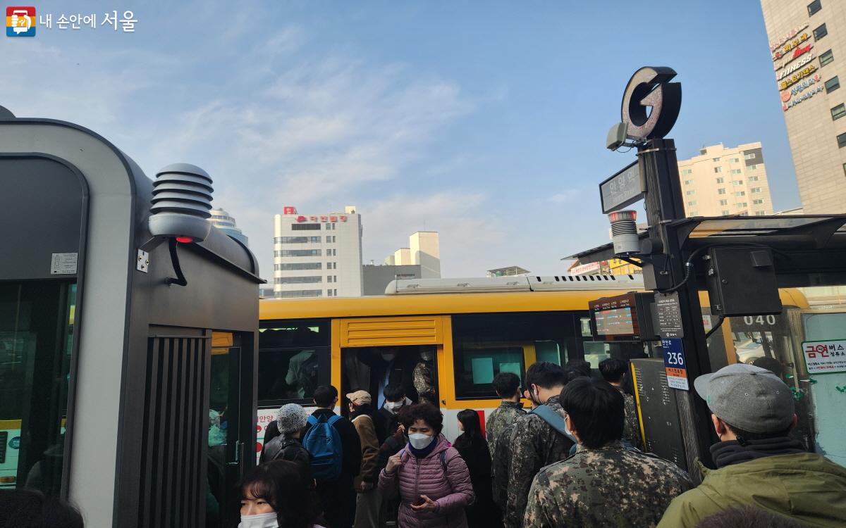 출근 시간대 사람들로 북적이는 안양역 일대 ©조수연