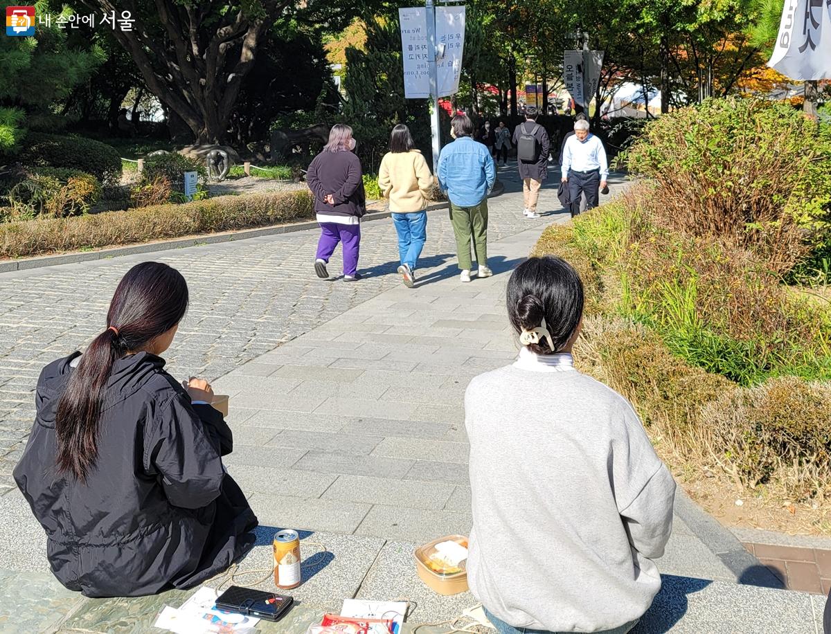 '예술가의 런치박스' 프로그램에 참여한 시민들이 서울시립미술관 앞에서 점심을 먹고 있다. ⓒ김윤경