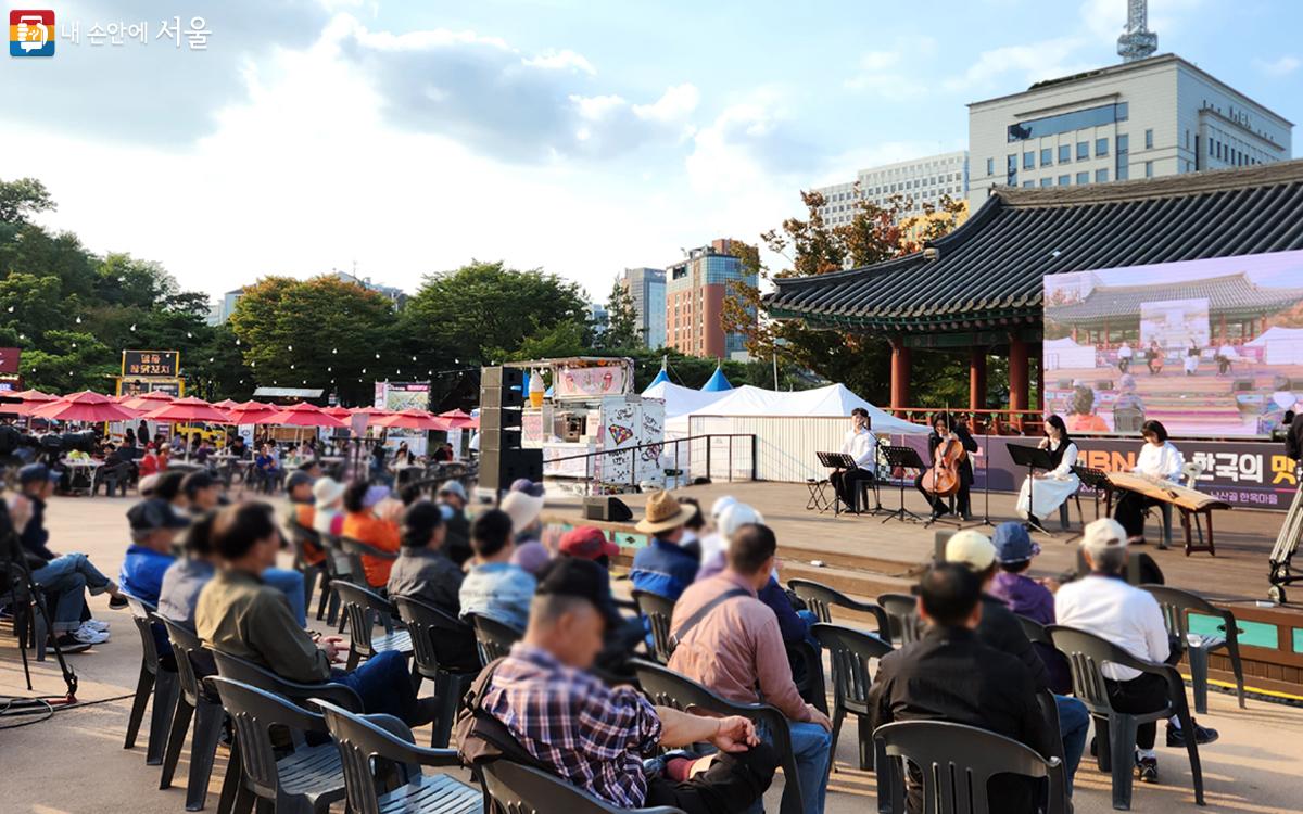 '남산 한국의 맛축제' 개막공연으로 펼쳐진 퓨전 앙상블 공연 ⓒ김미선