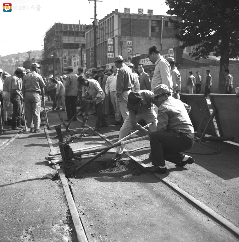 1968년을 마지막으로 전차는 역사 속에서 그 자취를 감추게 되었다. 사진은 전차궤도 철거 현장 