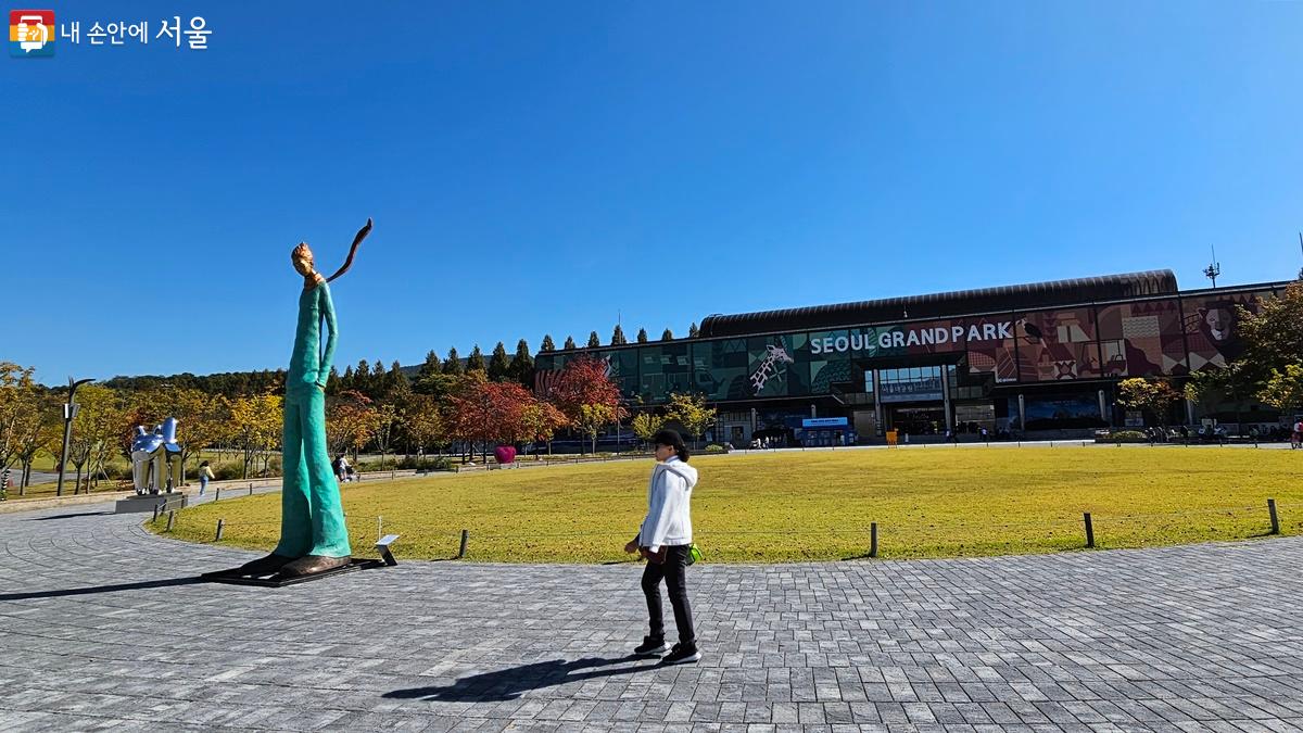 서울대공원 만남의 광장에 설치된 이강훈 작가의 작품 '목도리를 한 남자' Ⓒ최용수