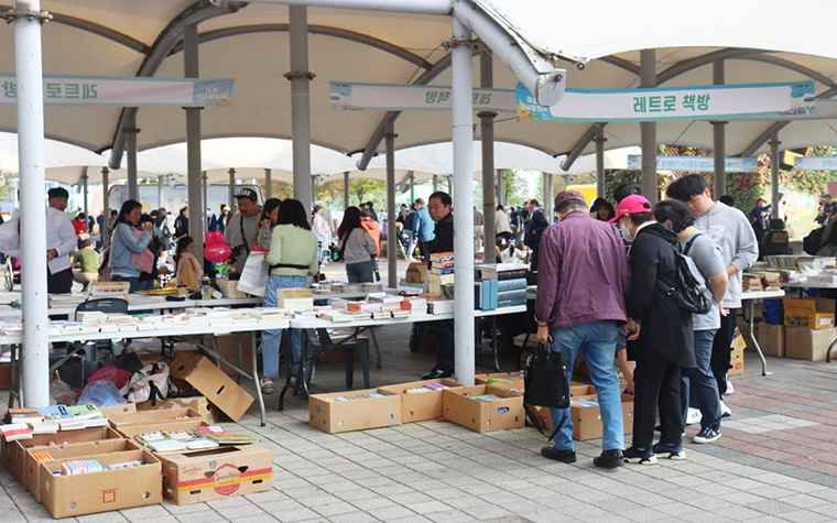 옷이 환경을 오염시킨다? 안 입는 옷, 버리지 말고 나눔하세요!