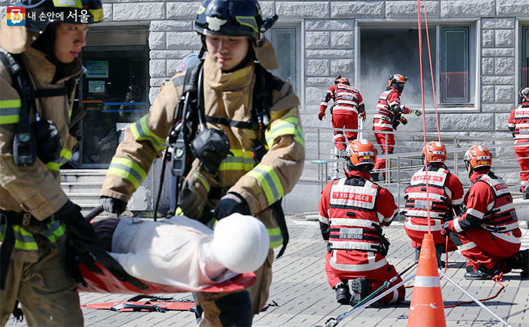서울시는 지난 9월 올림픽공원 SK핸드볼경기장에서 화재·인파밀집 사고와 같은 대규모 복합재난에 대비해 안전한국훈련을 진행했다. 