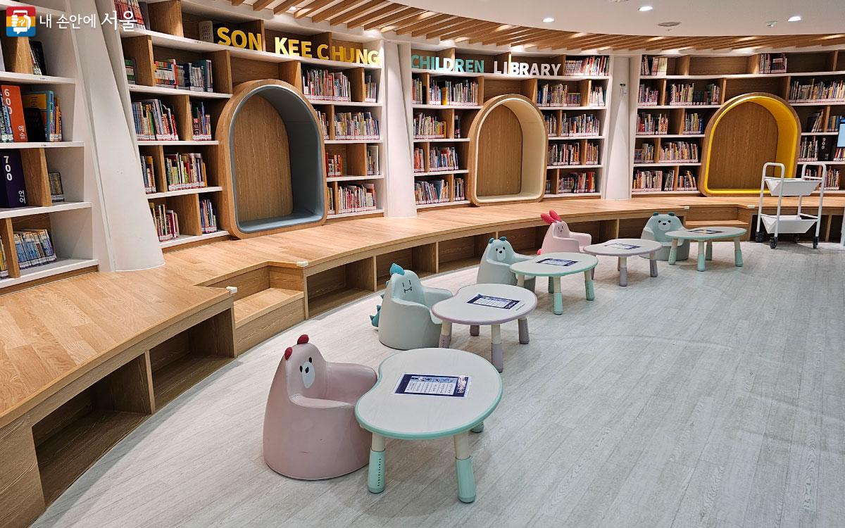  2층엔 편하게 앉아 책을 읽을 수 있는 공간이 있다. ©홍혜수