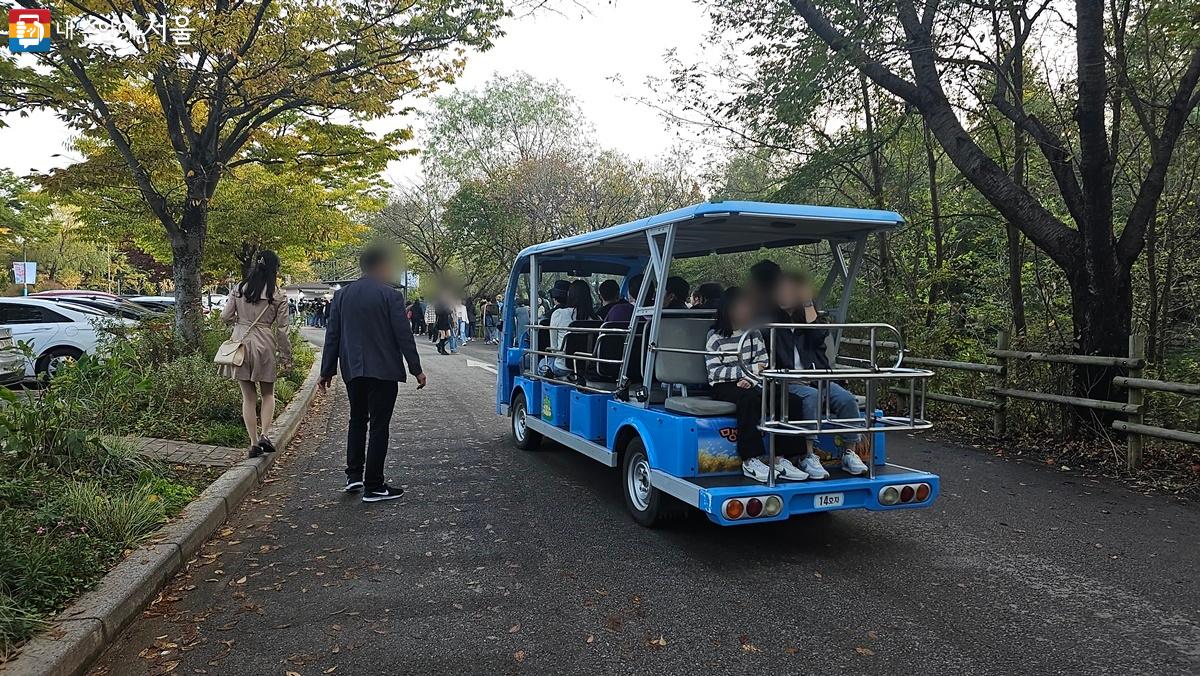 하늘공원으로 가는 맹꽁이전기차를 타는 사람들의 모습 ©박단비