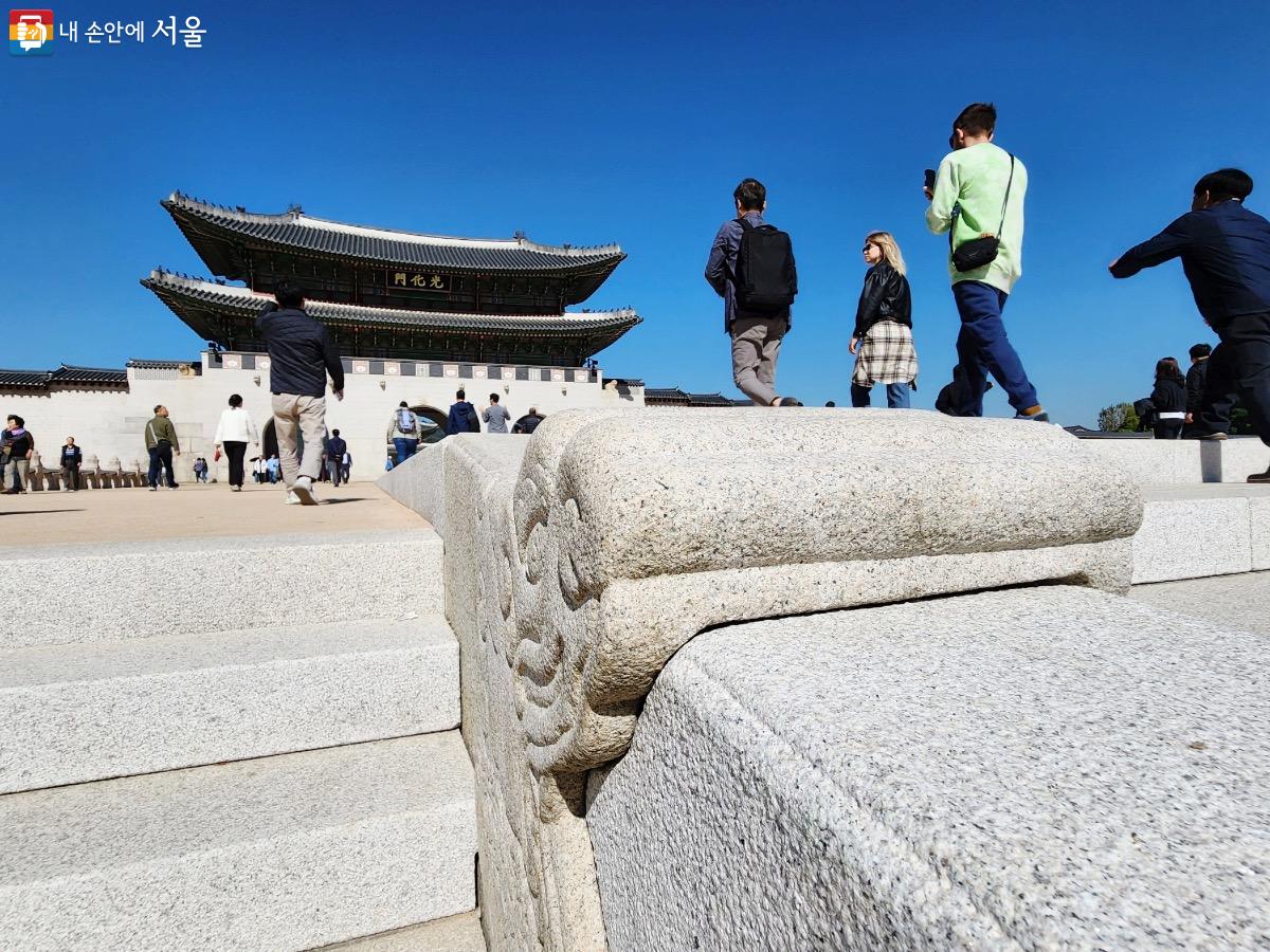 100년 만에 복원된 광화문 '월대(月臺)'를 많은 관람객들이 찾았다. Ⓒ김은주
