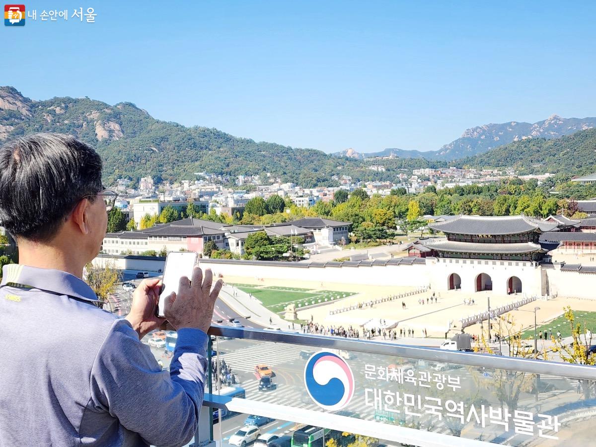 '대한민국역사박물관' 8층 전망대에서는 광화문 '월대(月臺)'의 전체적인 모습을 볼 수 있다. Ⓒ김은주