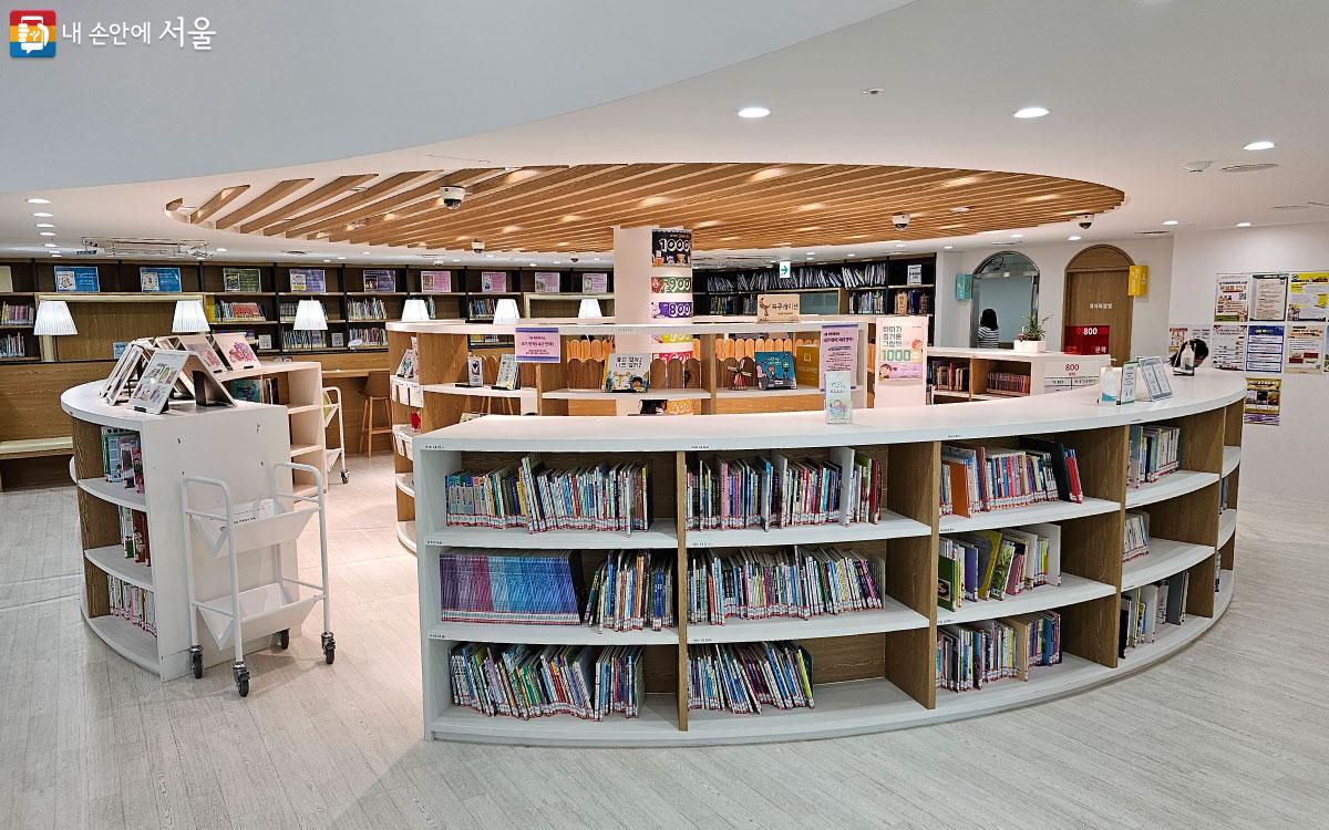 1층엔 더 많은 책들이 진열되어 있다. ©홍혜수