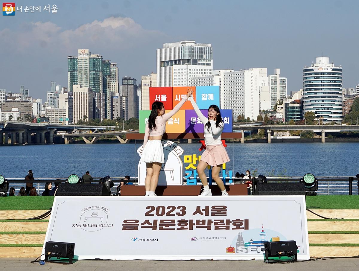 한강 앞 무대에서 '서울 구석구석 라이브' 공연이 펼쳐졌는데 중국 댄스팀이 나와 귀여운 공연을 보여주었다. ⓒ김윤경