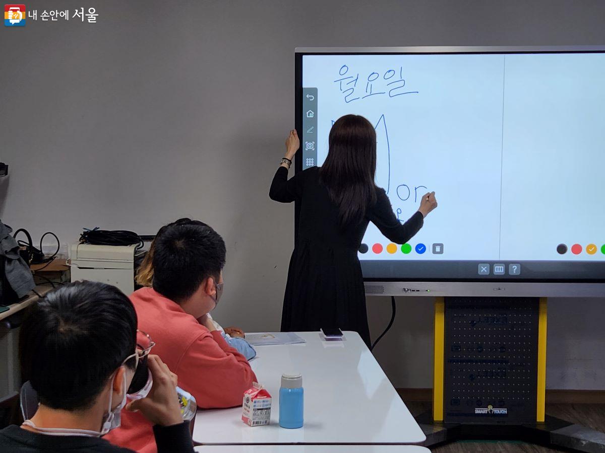 장애인배움터 '너른마당'에서 한창 영어수업이 진행되고 있다. ⓒ윤혜숙