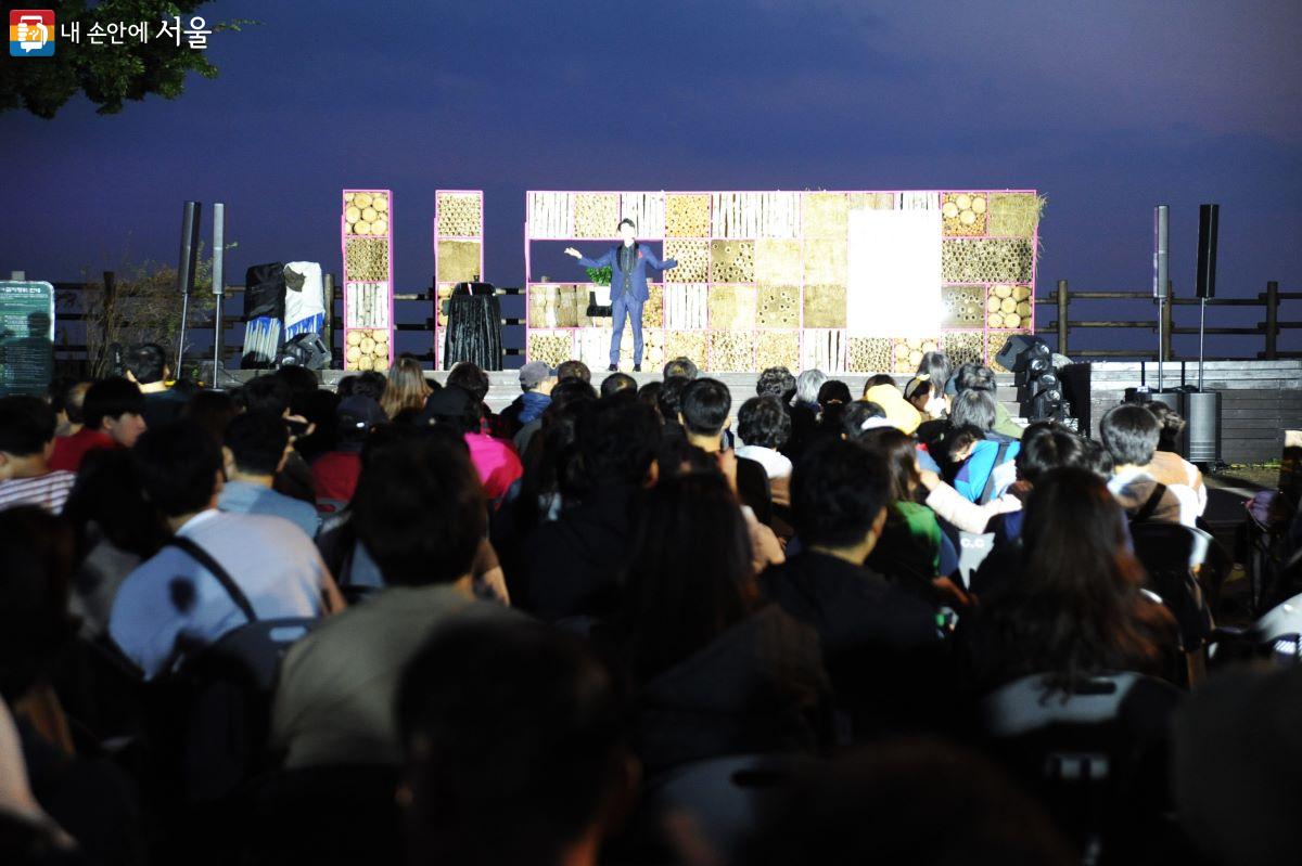 서울억새축제 개막식(점등식)에서 축하공연을 관람 중인 시민들 ⓒ조수봉