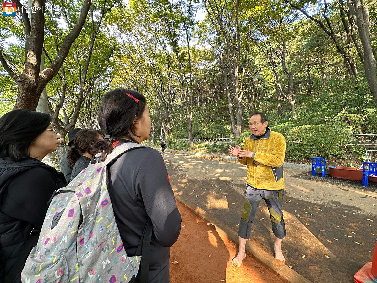 맨발걷기에 대해 설명하는 산림지도사 ⓒ김수정