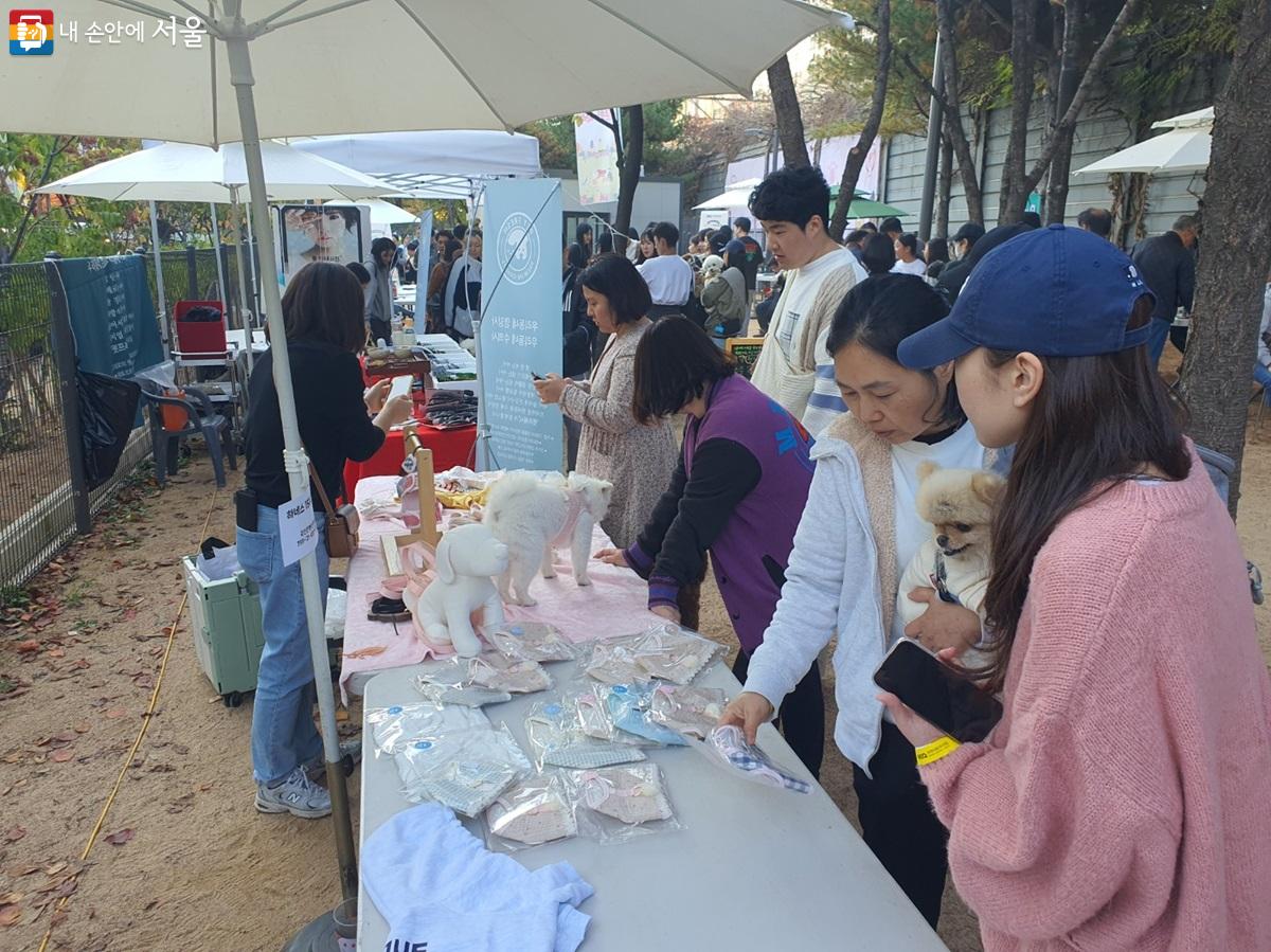 해충방지제 만들기에 참여한 시민들 ©김진흥