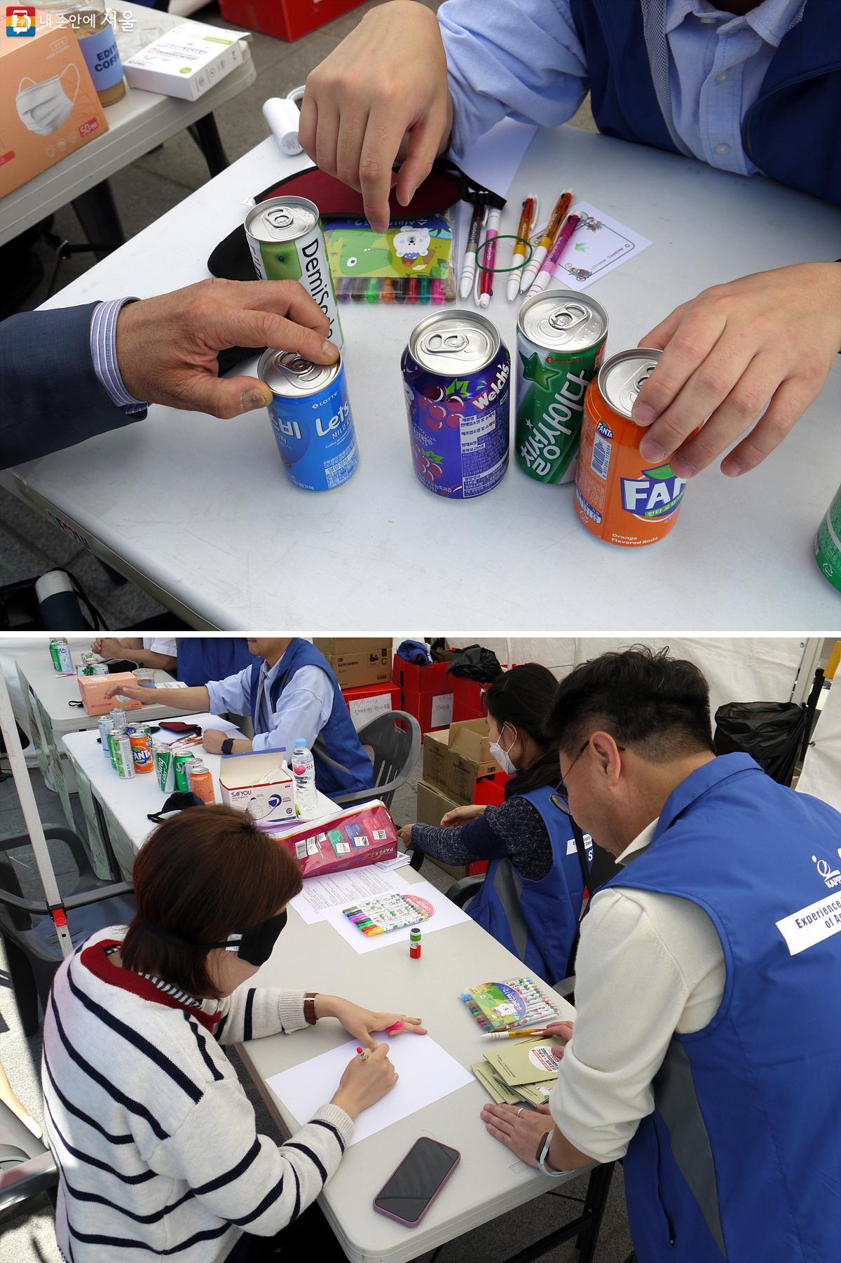 한국지체장애인협회는 점자이름 맞추기, 캔음료 점자 체험, 눈 가리고 얼굴 그리기 등 시각장애 체험을 진행하였다. ⓒ최윤영