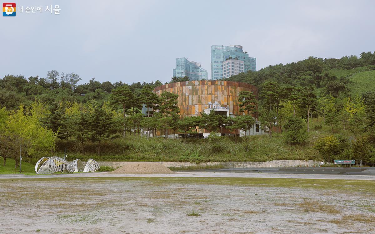 마포구 성산동에 위치한 ‘문화비축기지’는 지하철 6호선 월드컵경기장역 1번 출구에서 도보 10분 거리에 있다. 이곳은 문화비축기지에서 가장 먼저 만나게 되는 'T0 문화마당'으로 주변에 아트 스페이스 용궁, 에코 쉘터, 모래고래 놀이터 등이 있다. ⓒ김아름