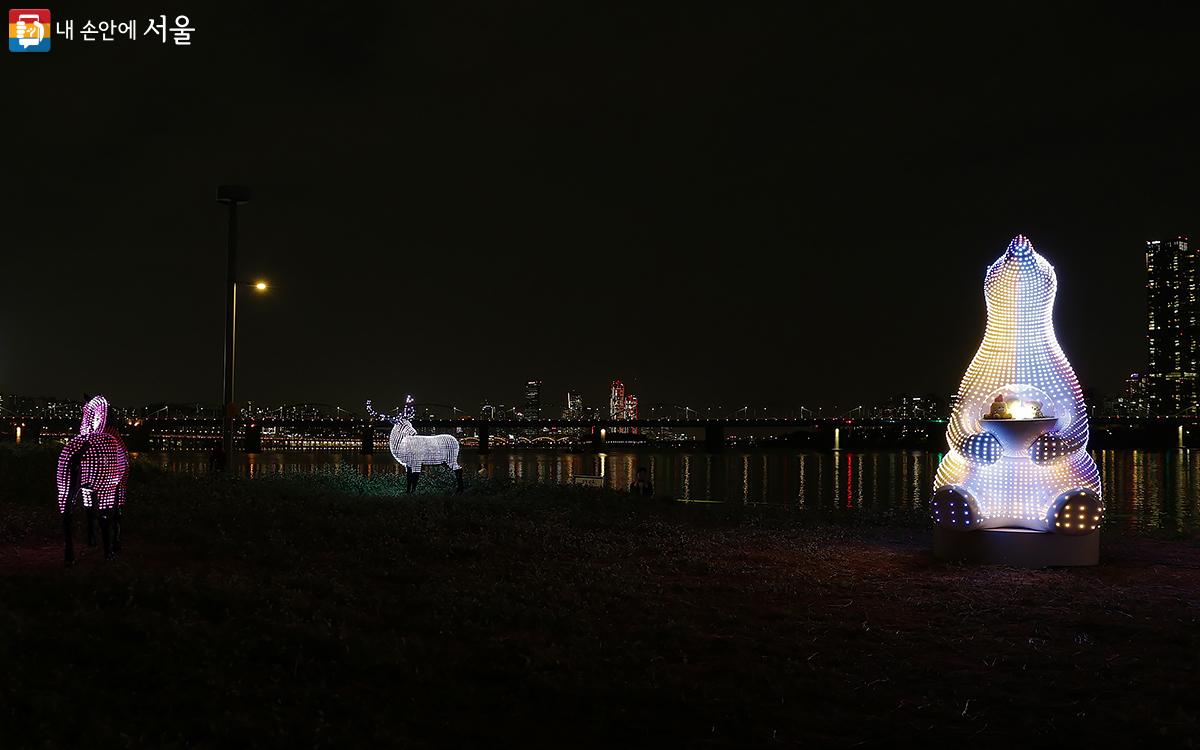 보는 위치에 따라, 또는 작품의 빛에 따라 다채로운 "디지털 사파리"의 풍경을 감상할 수 있다. ⓒ김아름