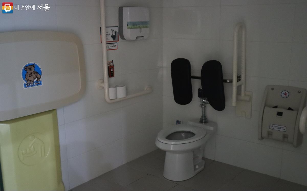 국립한글박물관에 설치된 장애인 화장실. ⓒ심재혁