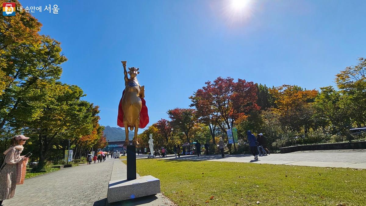서울대공원 주 출입 도로에 설치된 작품과 가을 풍경이 어우러져 멋스럽다. Ⓒ최용수