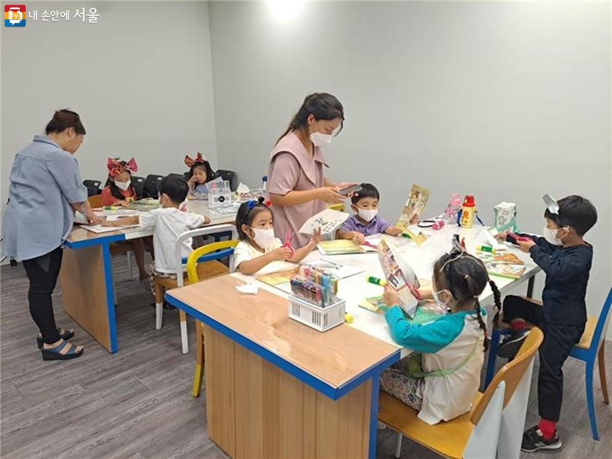 버려지는 그림책을 활용하여 '팝업북'을 만드는 아이들 Ⓒ도봉구 새활용플라자