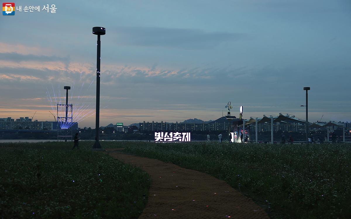 축제 시작 전, 메밀밭 표면과 상공에 레이저, 무빙라이트 등으로 반짝이는 별빛을 연출하며 기대감을 자아냈다. ⓒ김아름