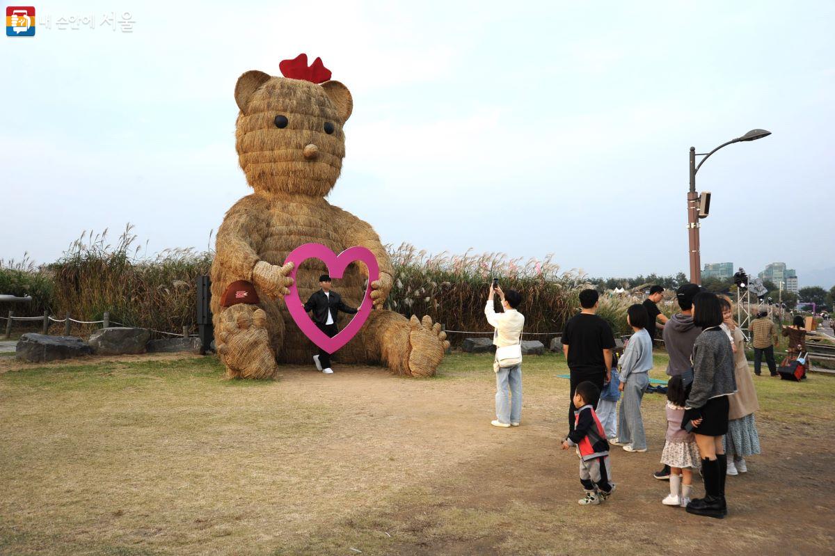 축제장 중앙무대 앞의 ‘하트곰’은 포토존으로 인기가 높다. ⓒ조수봉