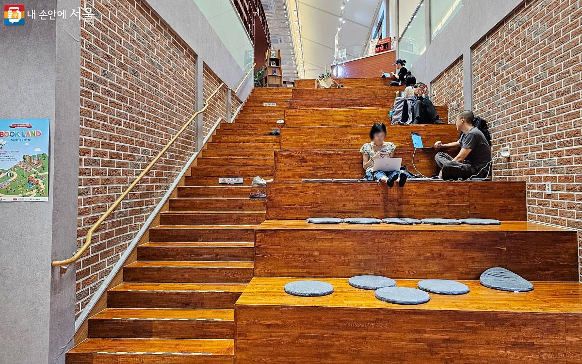 손기정문화도서관 2층으로 올라가는 계단에서도 책을 읽을 수 있다. ©홍혜수