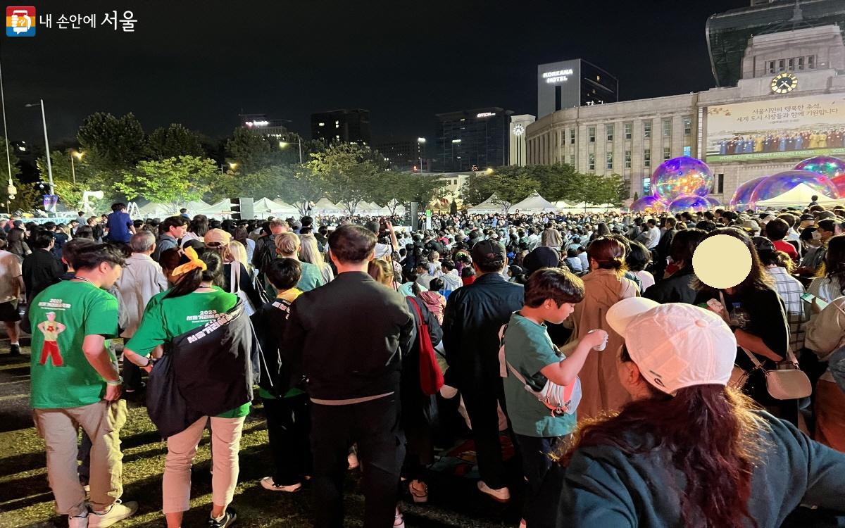 서울거리예술축제 개막식을 보기 위해 모인 관객들. 국내뿐만 아니라 해외 방문객들도 정말 많이 찾아 함께 즐겼다. ⓒ박지영 