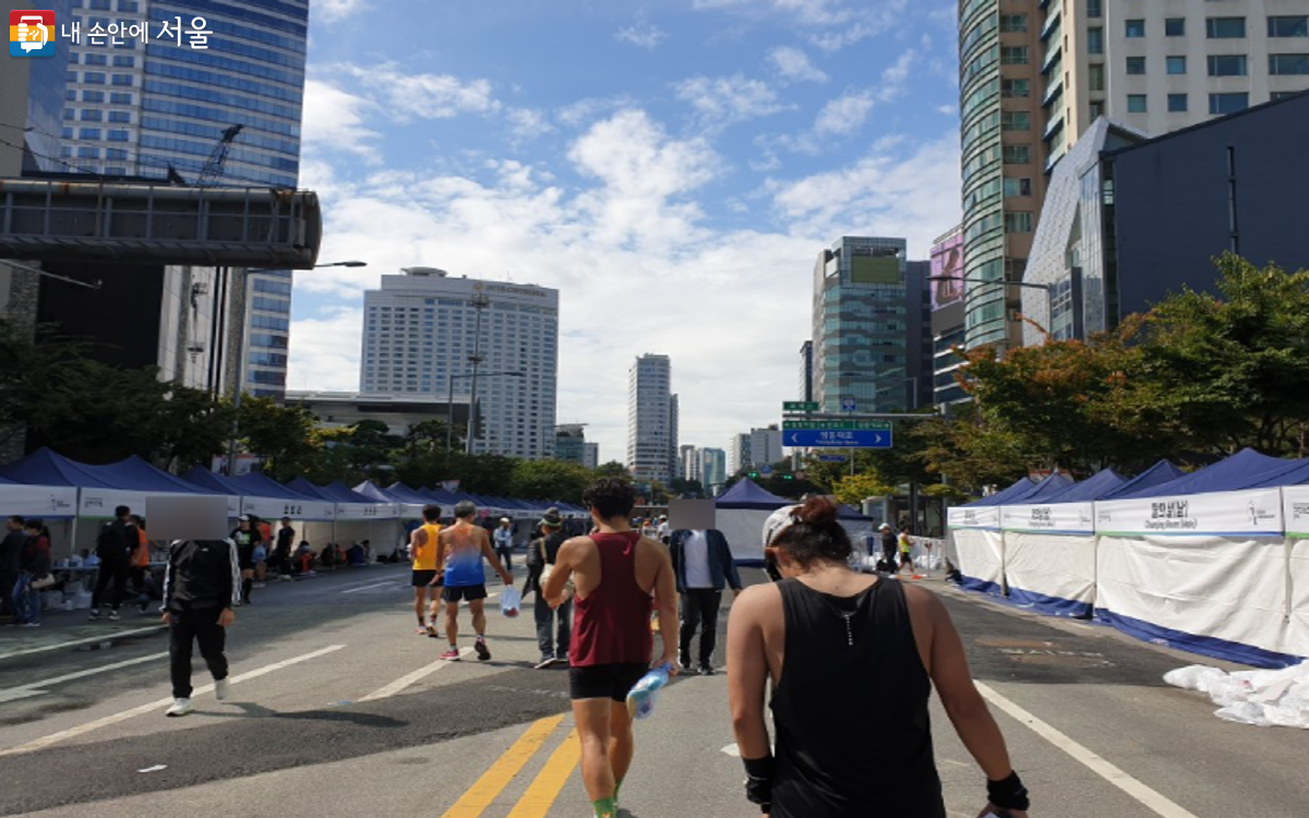 한글날 국제평화마라톤이 개최된 강남 도로 모습. 국내외 약 6,000여 명이 참가했다. ©최윤정