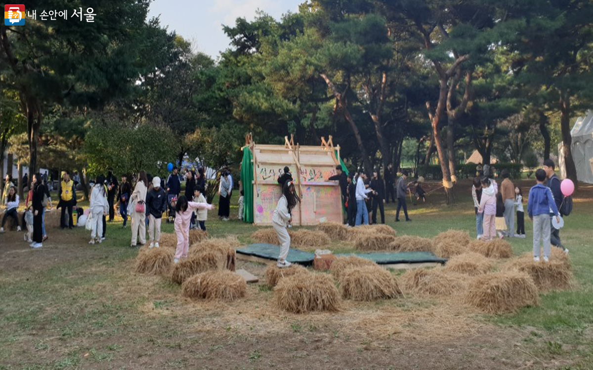 지푸라기로 만든 놀이터, 자연은 최고의 놀잇감이자 놀이터다. ©최윤정