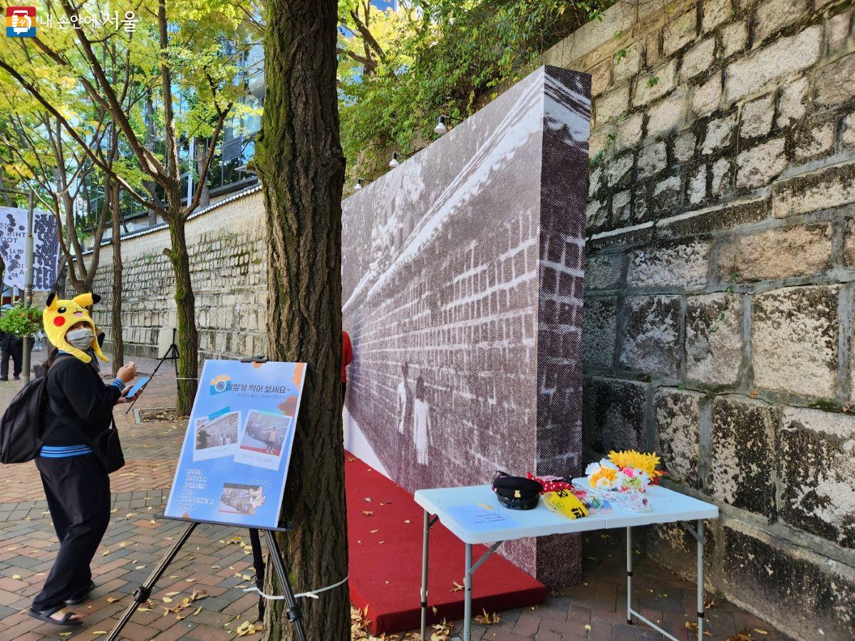 덕수궁 돌담길을 배경으로 한 흑백사진 앞에 서면 빛바랜 그시절의 추억속에 빠져든다. ⓒ윤혜숙