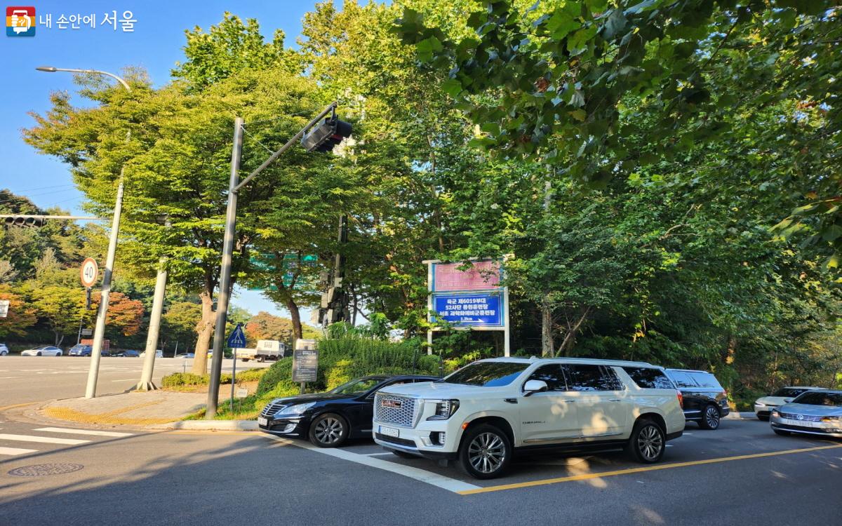 서초 예비군 훈련장에 가려면 버스 정류장에서 내려 꽤 많이 걸어가야 한다. ©조수연