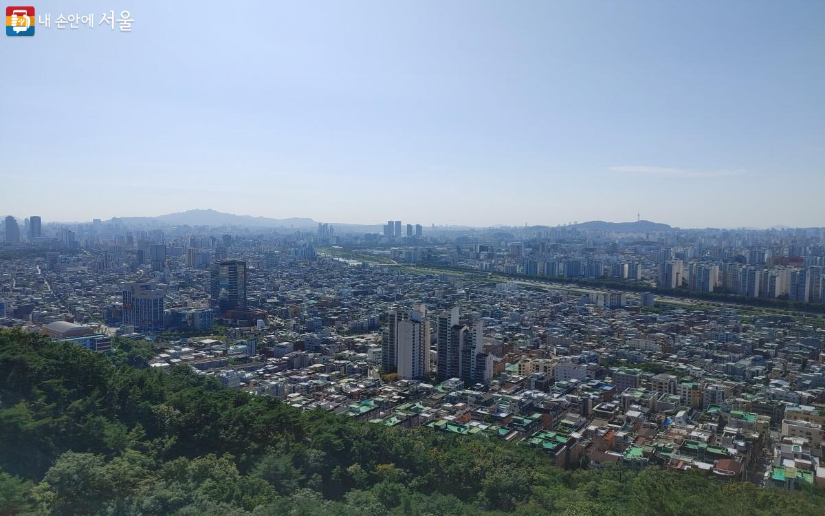 용마산 정산에서 본 서울 시내 전경 ⓒ김창일