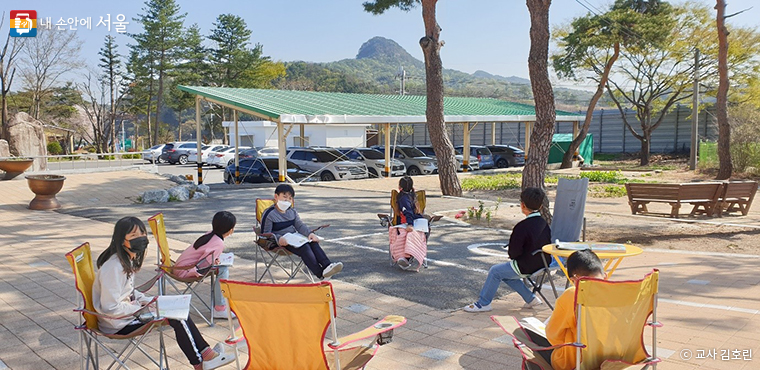 공근초등학교 학생들의 기존 야외 수업 모습. 지역의 독특한 산봉우리 배경에서 다양한 활동을 진행하고 있다.