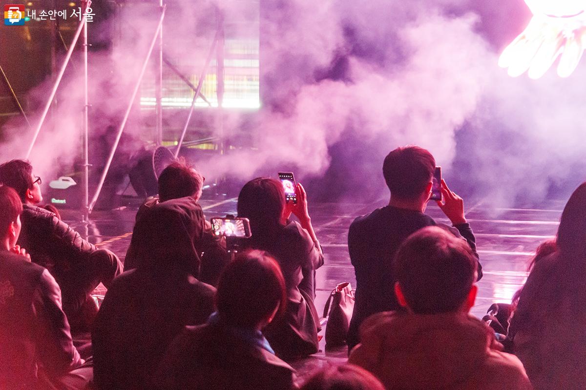 서울라이트 한강빛섬축제 하이퍼 드라이브 전시를 관람하는 분들이 각자의 휴대폰에 영상을 담는 모습 ⓒ유서경