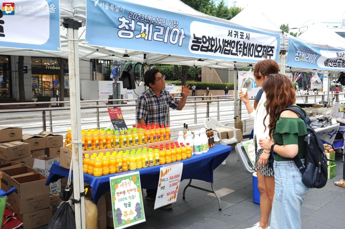 제주도에서 참여한 상인이 지역 특산물에 대한 설명을 하고 있다. ⓒ조수봉