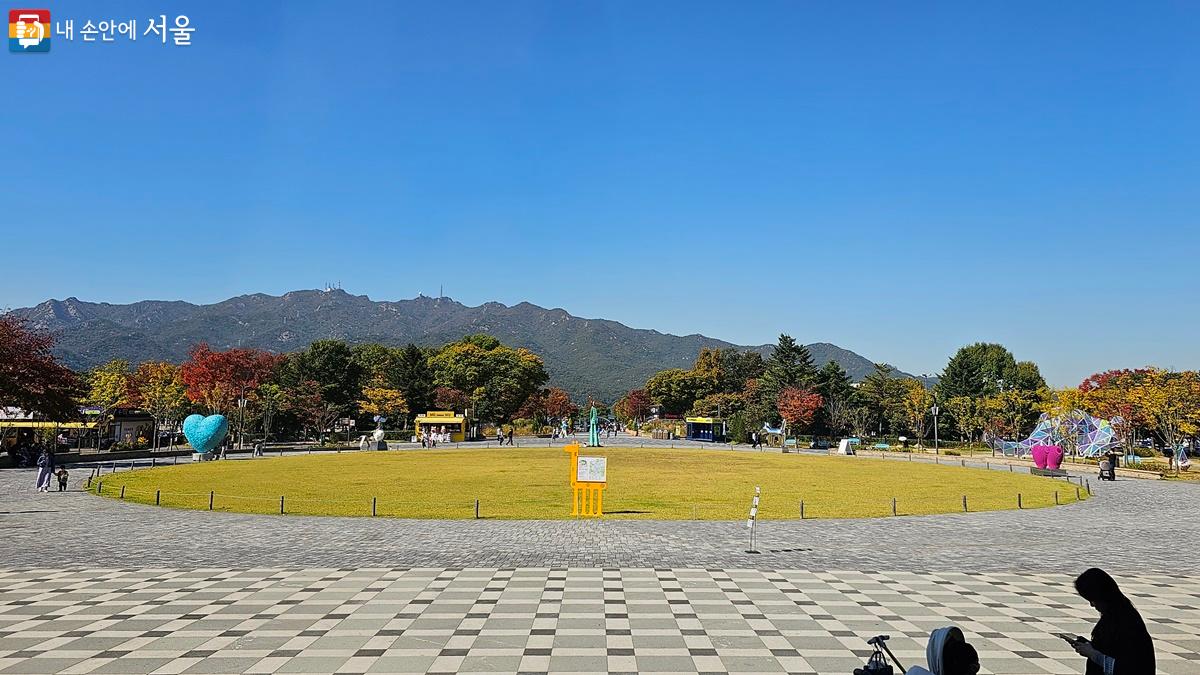 5개의 작품이 전시된 서울대공원 매표소 앞 '만남의 광장' Ⓒ최용수