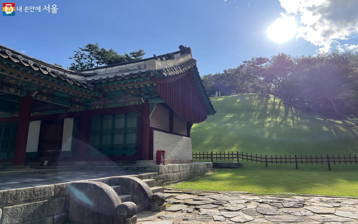 제향공간인 정자각에서 바라본 능침공간. 석물들이 어렴풋이 보인다. ⓒ박지영 