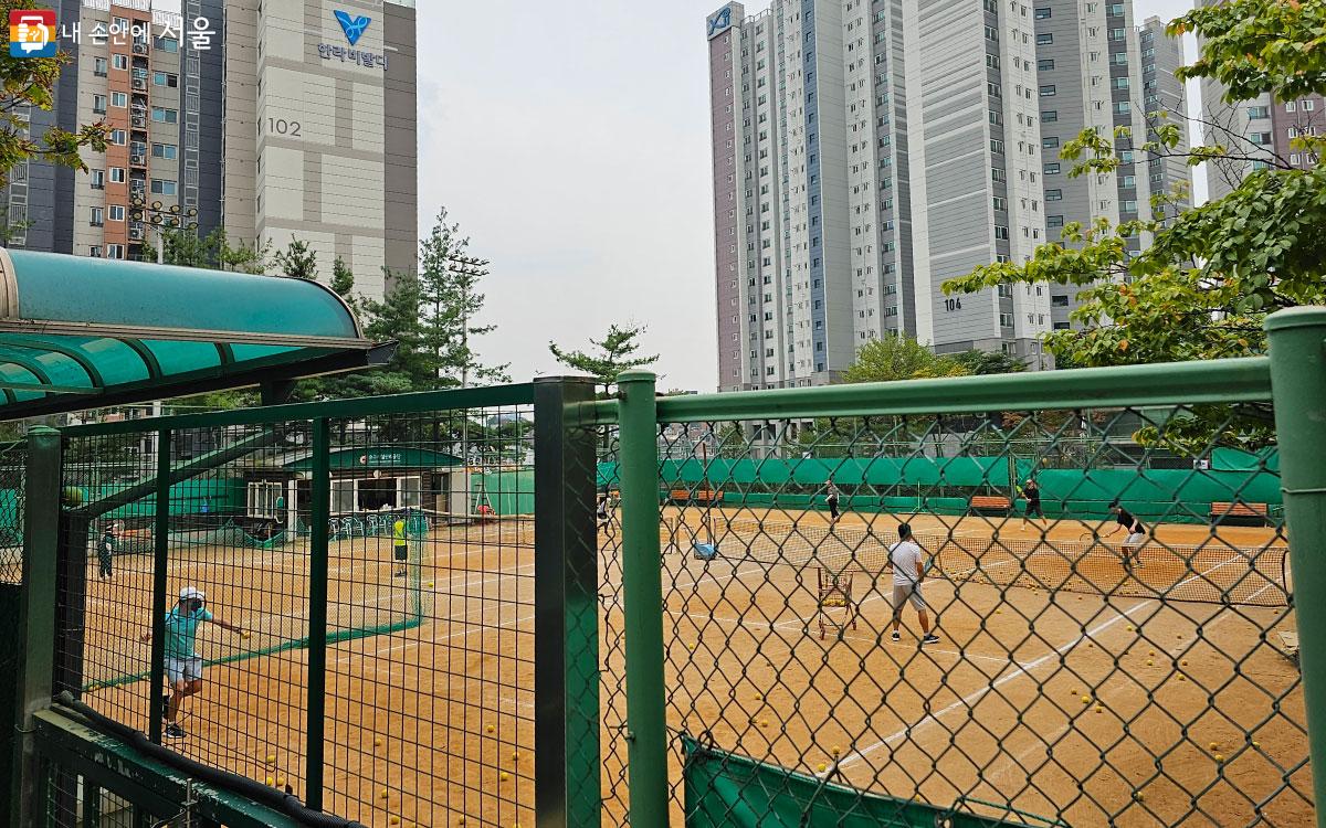 수업이 한창 진행 중인 테니스 코트 ©홍혜수