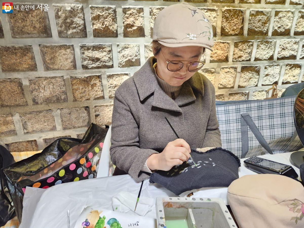 패브릭아트페인팅작가 안영성 씨는 해마다 '정동문화축제'에 참가하고 있다. ⓒ윤혜숙 