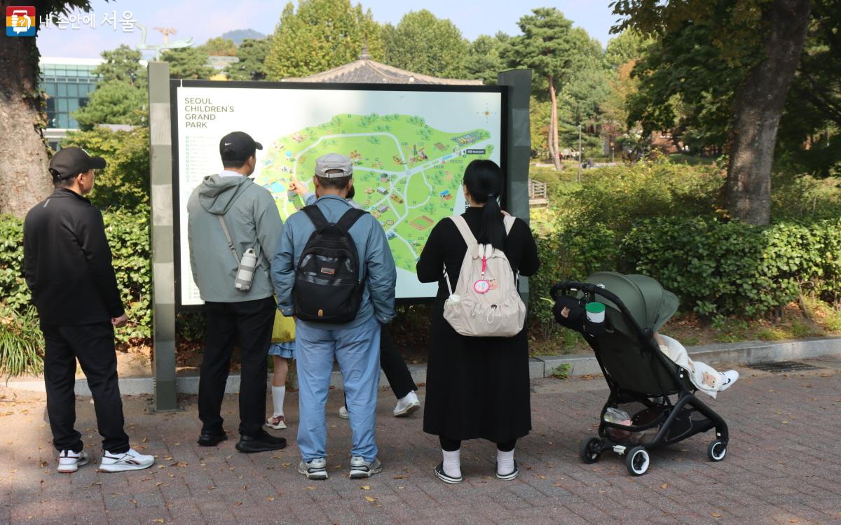 어린이대공원 지도를 보며 페스티벌 장소를 확인하는 시민들 ⓒ조송연