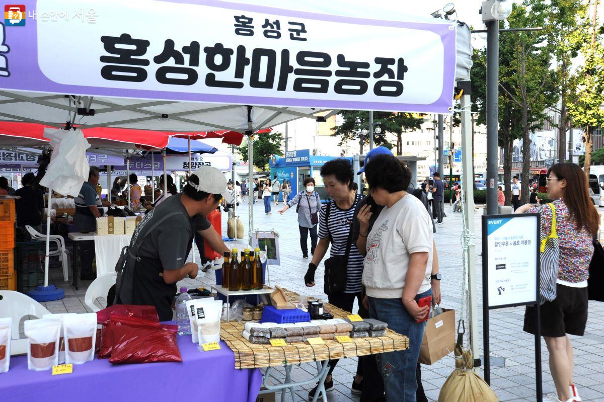 ‘농부의 시장’에서는 농산물과 지방 특산물을 만나 볼 수 있다. ⓒ조수봉