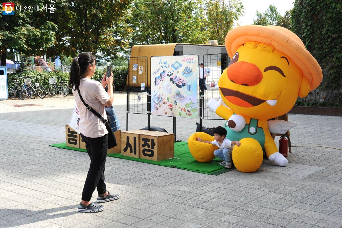 ‘농부의 시장’ 안내판 및 캐릭터는 인기 있는 포토존이다. ⓒ조수봉