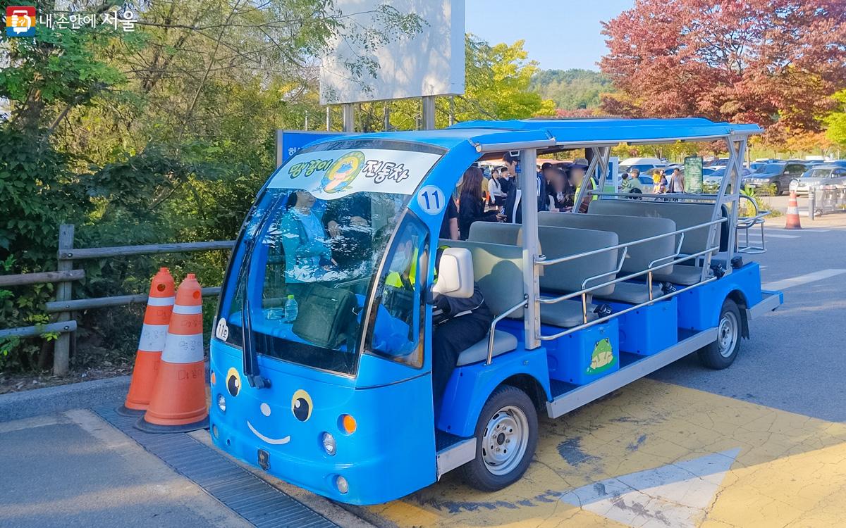 하늘공원을 오르내리는 맹꽁이전기차 ⓒ강중원