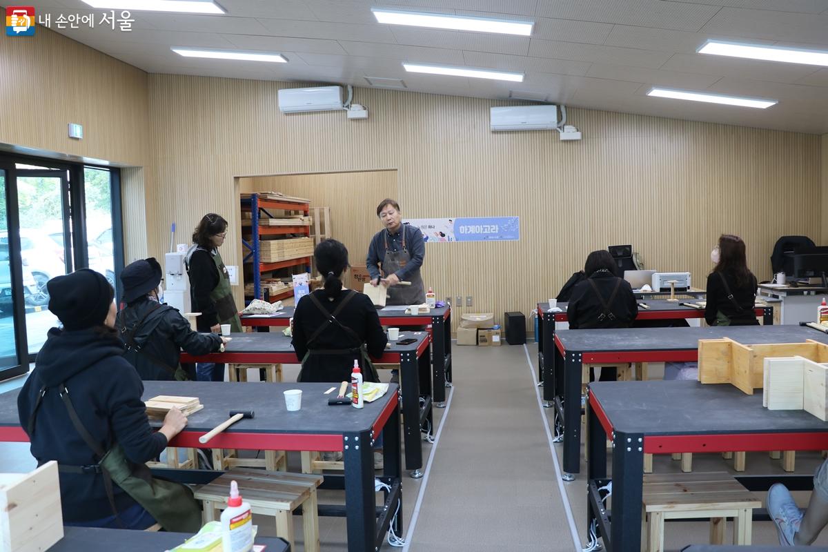 '불암산 목공예체험장'에서 일일 목공체험 프로그램이 진행되었다. Ⓒ강사랑