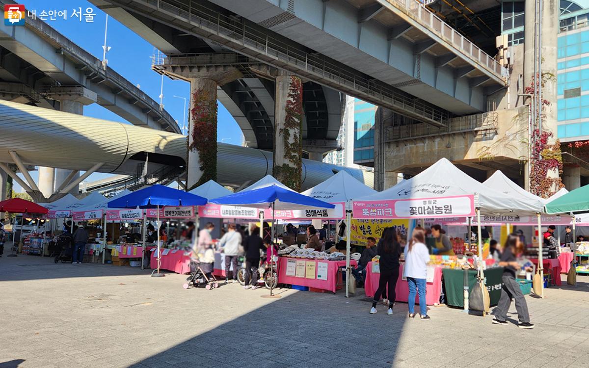 지하철 7호선 뚝섬유원지역 2‧3번 출구 광장에 농부의 시장이 펼쳐졌다. ©김미선