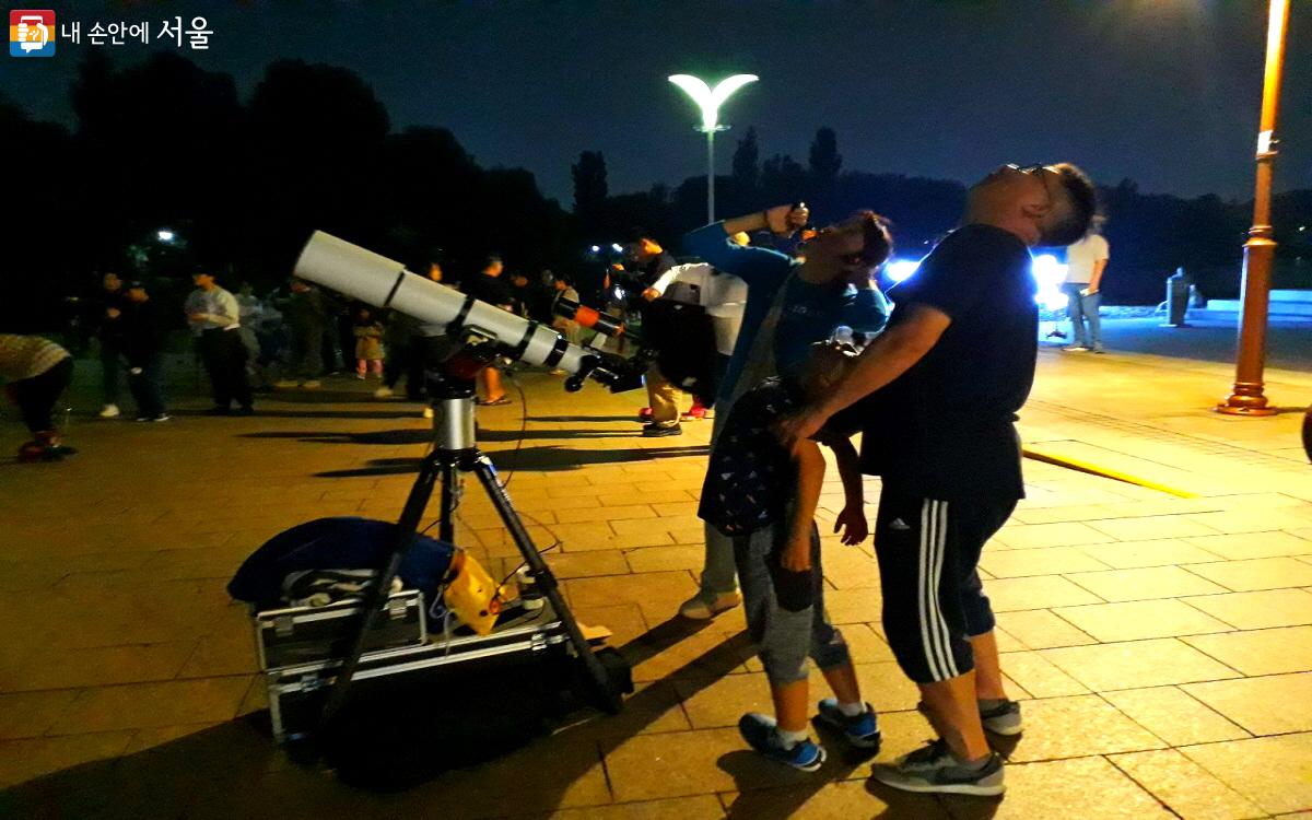 프로그램에 참여해 밤하늘을 관측 중인 시민들 ©엄윤주